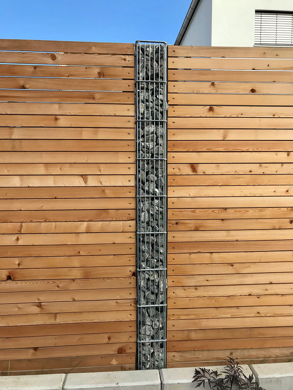 Gabionensäule mit Fußplatte